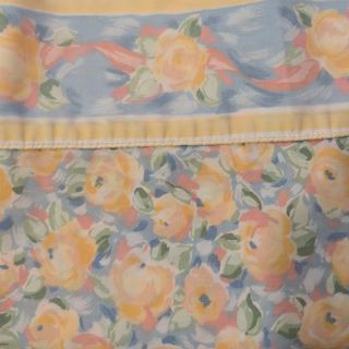 Percy - Drap de dessus - Couleurs blush audacieuses avec des roses jaunes chaudes, un fond bleu et des accents roses