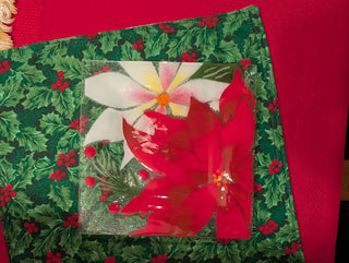 Assiette de Noël en verre fusionné avec poinsettia rouge et blanc