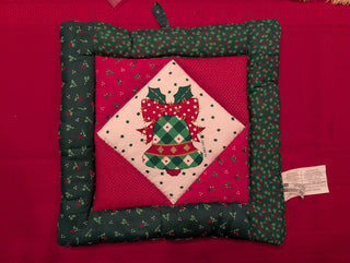 Cloche à carreaux de Noël avec nœud rouge sur dessous de plat cousu, décorative, à suspendre
