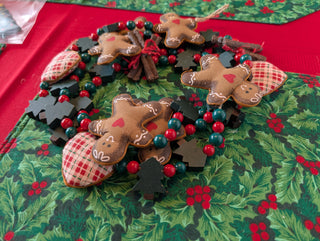Garland 68 inches: Gingerbread, plaid hearts, wooden christmas trees, and plastic beads
