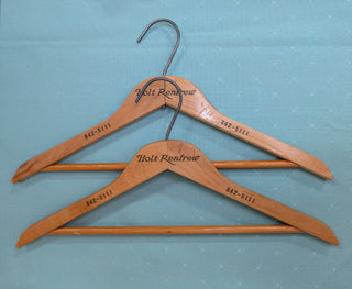 Ensemble de 2 cintres en bois, Holt Renfrew 842-5111, Montréal (Québec) Canada