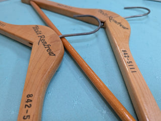 Ensemble de 2 cintres en bois, Holt Renfrew 842-5111, Montréal (Québec) Canada