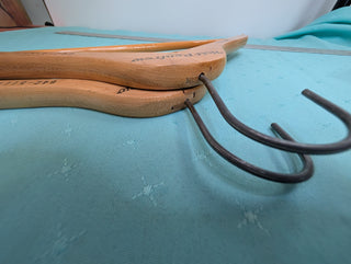 Ensemble de 2 cintres en bois, Holt Renfrew 842-5111, Montréal (Québec) Canada