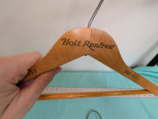 Ensemble de 2 cintres en bois, Holt Renfrew 842-5111, Montréal (Québec) Canada