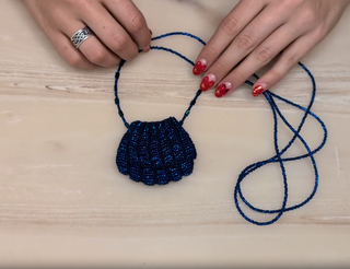 Collier amulette en perles faites à la main #7 Bleu-vert foncé avec fil foncé