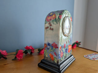 Horloge en céramique, en forme d'arche, images florales avec un effet 3D subtil