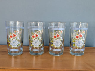 Lot de 4 gobelets, motif floral bleu et rouge, par Firna