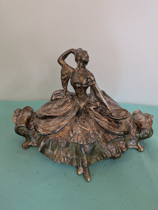 Coffret à bijoux en argent des frères Weidlich avec une femme en robe tenant un miroir à main