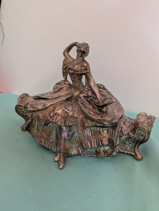 Coffret à bijoux en argent des frères Weidlich avec une femme en robe tenant un miroir à main
