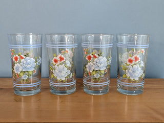 Lot de 4 gobelets, motif floral bleu et rouge, par Firna