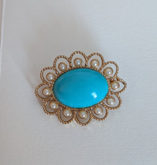 Turquoise cabochon oval brooch with gold-coloured and pearl scalloped floral filgilree frame