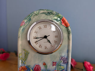 Horloge en céramique, en forme d'arche, images florales avec un effet 3D subtil