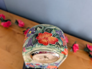 Horloge en céramique, en forme d'arche, images florales avec un effet 3D subtil