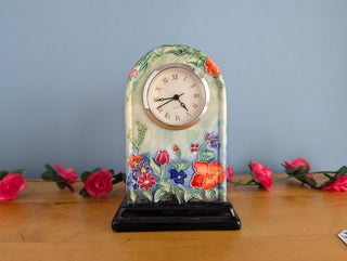 Horloge en céramique, en forme d'arche, images florales avec un effet 3D subtil
