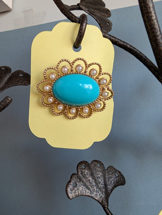 Turquoise cabochon oval brooch with gold-coloured and pearl scalloped floral filgilree frame