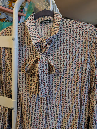 chemisier boutonné à col papillon, imprimé de fleurs, de pois et de losanges avec boutons nacrés