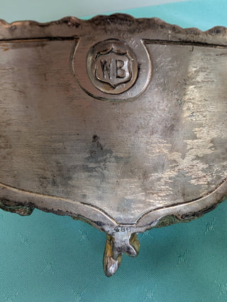 Coffret à bijoux en argent des frères Weidlich avec une femme en robe tenant un miroir à main