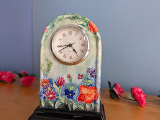 Horloge en céramique, en forme d'arche, images florales avec un effet 3D subtil