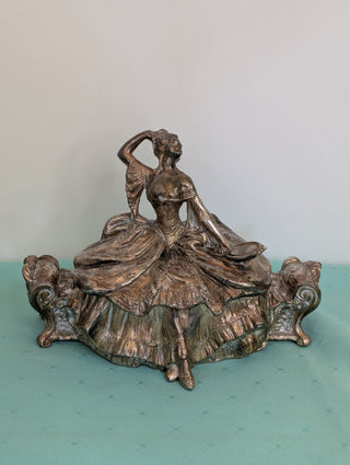 Coffret à bijoux en argent des frères Weidlich avec une femme en robe tenant un miroir à main