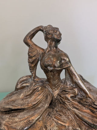 Coffret à bijoux en argent des frères Weidlich avec une femme en robe tenant un miroir à main