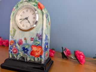 Horloge en céramique, en forme d'arche, images florales avec un effet 3D subtil