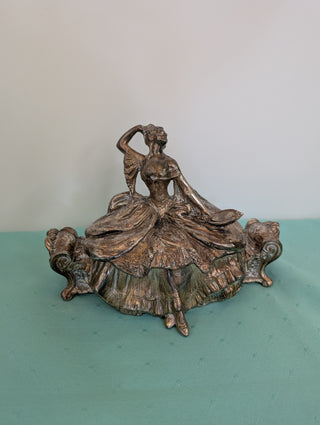 Coffret à bijoux en argent des frères Weidlich avec une femme en robe tenant un miroir à main