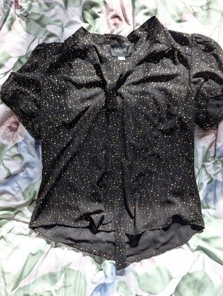 Chemise noire transparente avec étoiles dorées, nouée devant