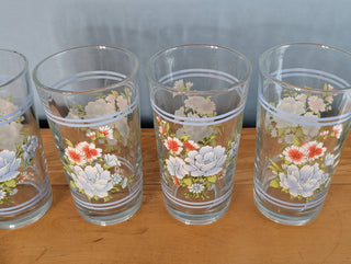 Lot de 4 gobelets, motif floral bleu et rouge, par Firna