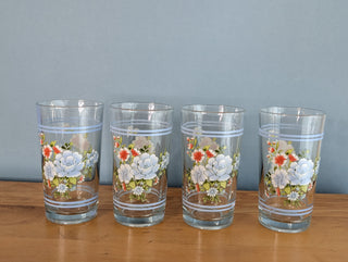 Lot de 4 gobelets, motif floral bleu et rouge, par Firna