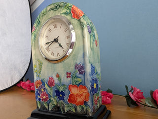 Horloge en céramique, en forme d'arche, images florales avec un effet 3D subtil