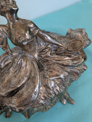 Coffret à bijoux en argent des frères Weidlich avec une femme en robe tenant un miroir à main