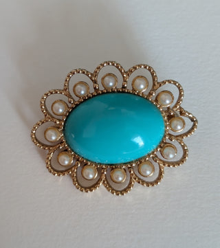 Turquoise cabochon oval brooch with gold-coloured and pearl scalloped floral filgilree frame