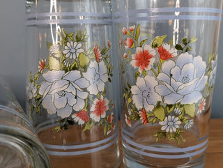 Lot de 4 gobelets, motif floral bleu et rouge, par Firna