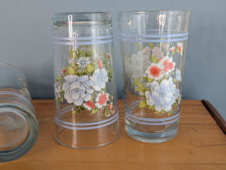 Lot de 4 gobelets, motif floral bleu et rouge, par Firna