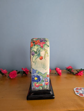 Horloge en céramique, en forme d'arche, images florales avec un effet 3D subtil