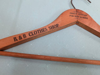 Boutique de vêtements B&amp;B, cintre en bois, Jamaica, NY