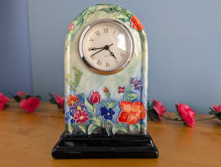 Horloge en céramique, en forme d'arche, images florales avec un effet 3D subtil